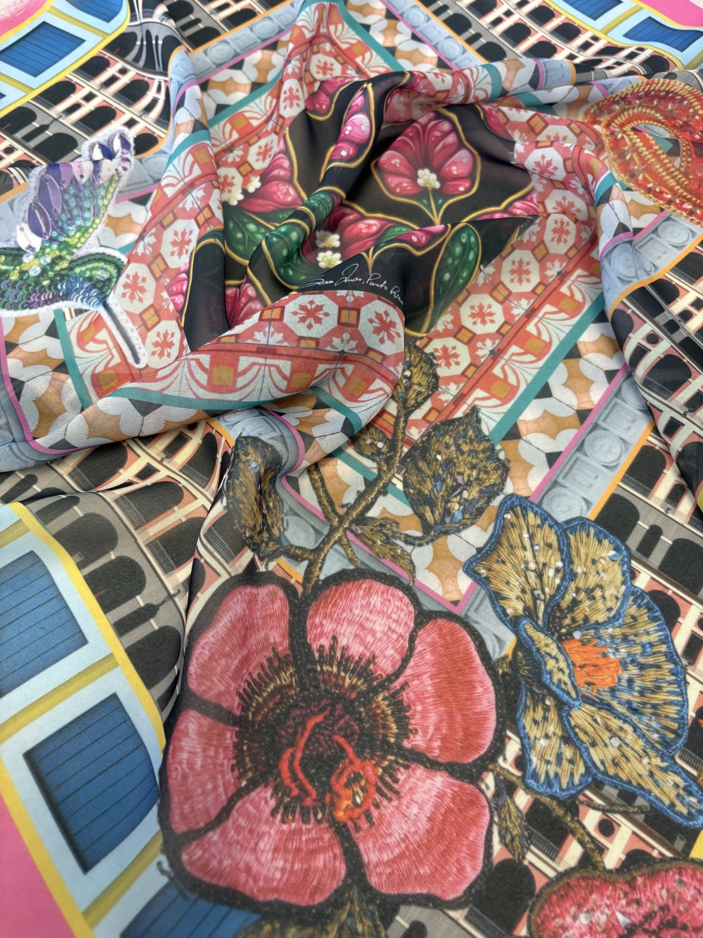 "Paseo en San Juan" Scarf